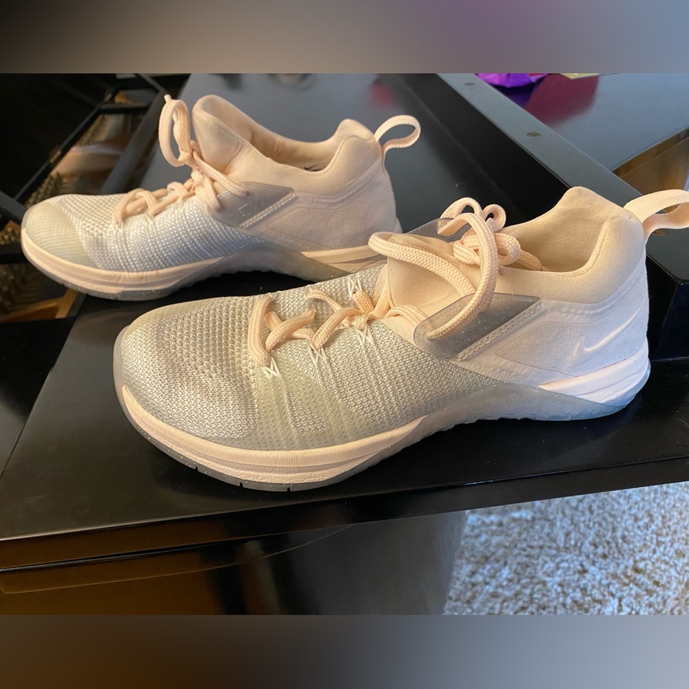 Women’s Nike Metcon Flyknit light pink sparkle Size 8.5